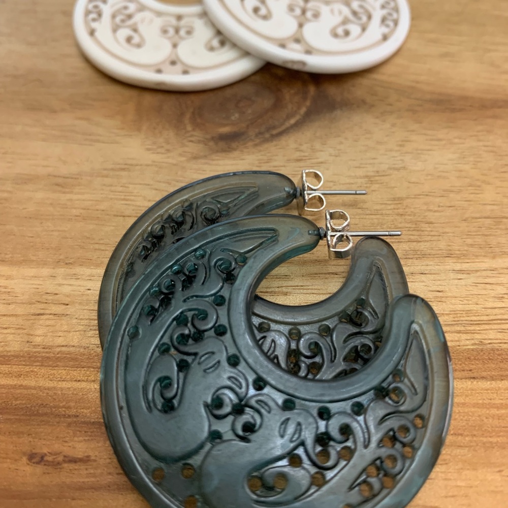 Vintage resin flat hoops